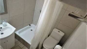 Regadera, toallas, jabón, papel de baño