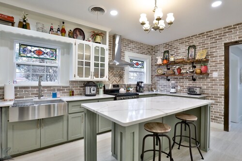 Amazing outdoor deck & kitchen, large home, central to all of Abilene!