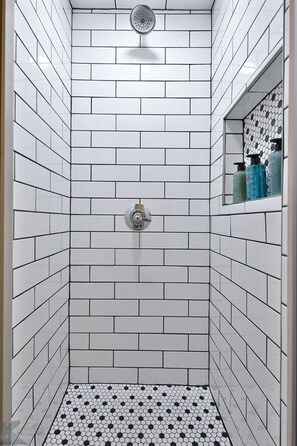 Een douche, een haardroger, handdoeken, zeep