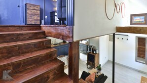 Una cocina moderna con horno integrado, cafetera y lavamanos.