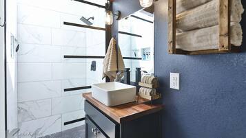 Regadera, secadora de cabello, toallas, jabón