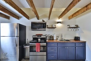 Fridge, microwave, oven, stovetop - Rustic chic guesthouse located right next to HSU & Hendrick Medical Center (Abilene)