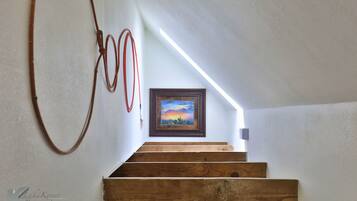 Una escalera de madera con un cuadro enmarcado en la parte superior.
