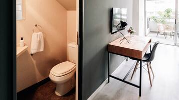Apartment | Bathroom | Combined shower/bathtub, rainfall showerhead, bidet, shampoo