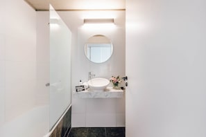 Studio | Bathroom