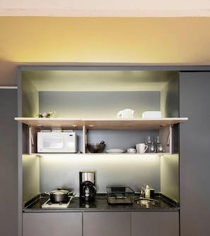 Apartamento | Cozinha privada | Chaleira elétrica, forno com torradeira