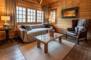 Smart TV, fireplace, DVD player, ping pong