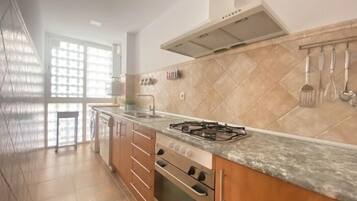 Een koelkast, een magnetron, een oven, een vaatwasser