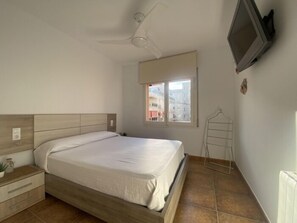 3 bedrooms, iron/ironing board, internet, bed sheets - R133 Apartamento de la Riba (Calafell)