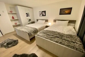 4 chambres, coffres-forts dans les chambres, fer et planche Ă repasser