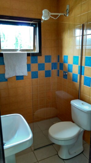 Comfort Quadruple Room | Bathroom - Condomínio Sargento Laranja (Garopaba)