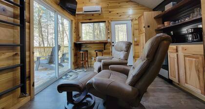 Secluded Tiny House with Hot Tub