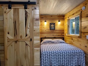 1 bedroom, free WiFi, bed sheets - Secluded Tiny House with Hot Tub (Campton)