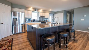 Fridge, microwave, oven, stovetop - Captains Hideaway: The perfect vacation spot! (Seneca Falls)