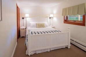 2 bedrooms, iron/ironing board, internet, bed sheets