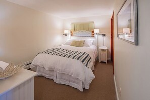 2 عدّة غرف نوم ومكواة/لوح كي وخدمة الإنترنت وملاءات أسرّة