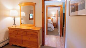 2 bedrooms, iron/ironing board, Internet, bed sheets