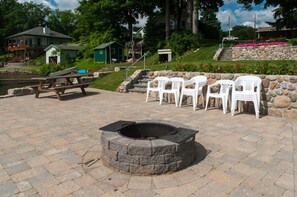 Outdoor dining - Lady of the Lakes Suites 4: Flights Over Keuka (Branchport)