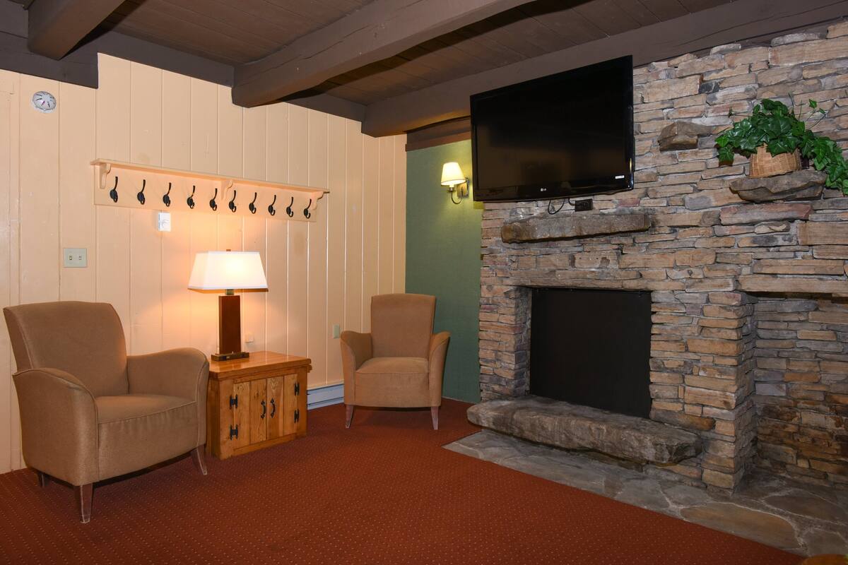 Chalet, 3 Bedrooms (Lily Pad) | Living area | 32-inch flat-screen TV with cable channels, TV
