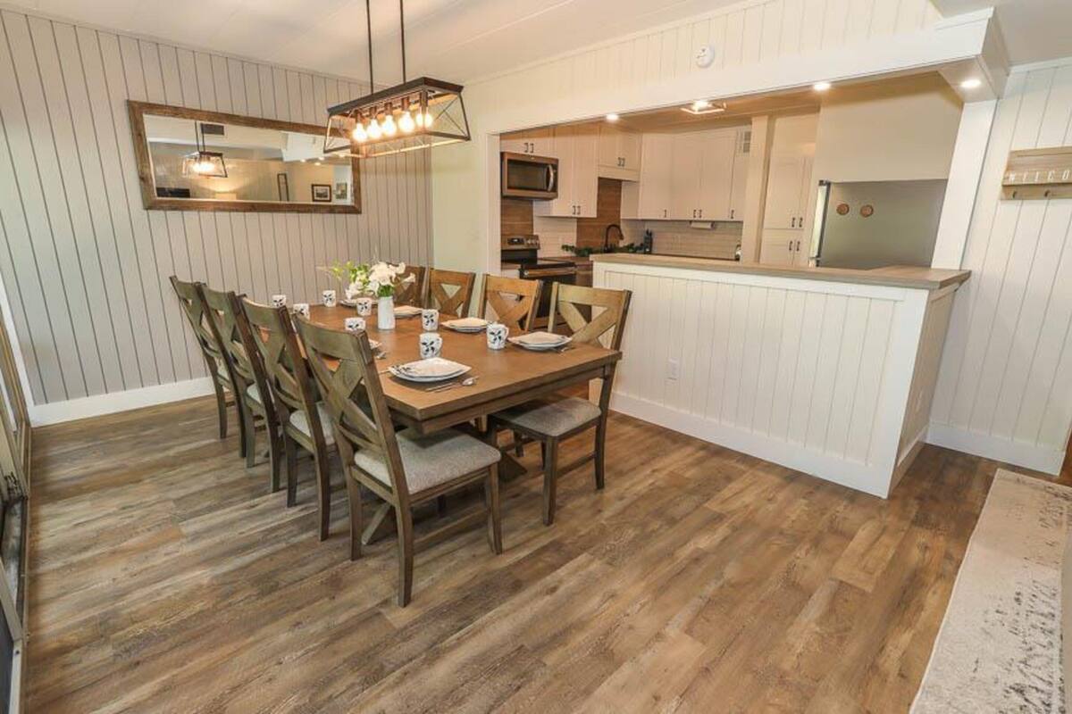 Premier Condo, 2 Bedrooms (Mountain Villa Condos, Two) | In-room dining