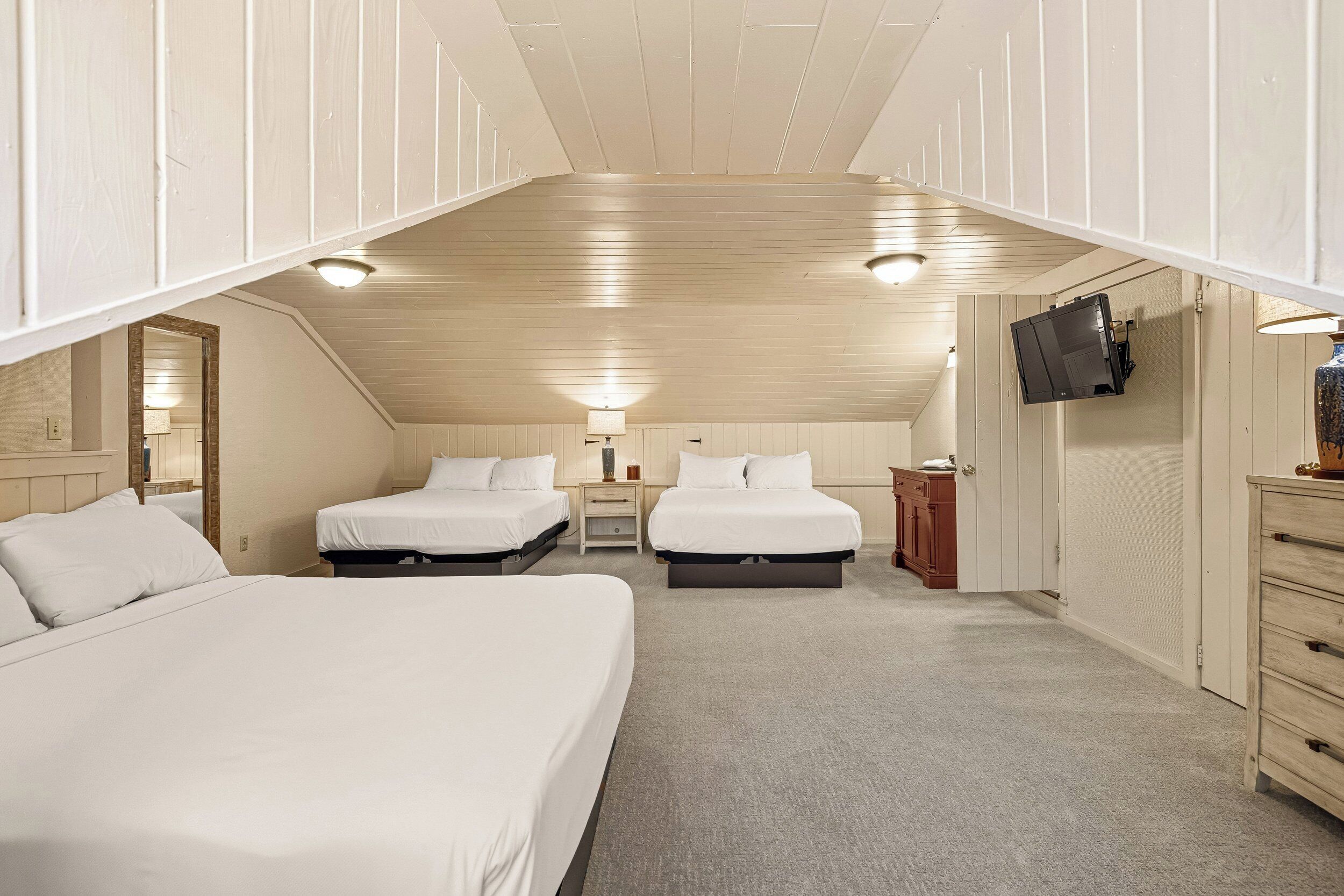 Chalet, 6 Bedrooms (Big Boulder) | Individually decorated, individually furnished, rollaway beds, free WiFi