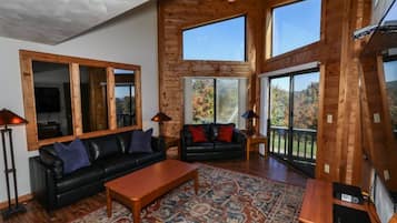 Appartamento, 1 camera da letto (Villages, plus Loft) | Area soggiorno | TV a schermo piatto 32 pollici con canali via cavo, TV