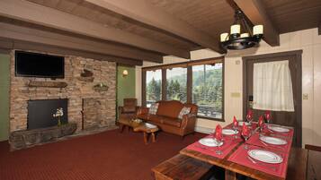 Chalet, 3 slaapkamers (White Tail) | Woonruimte | Een 32-inch flatscreentelevisie met kabelzenders en een televisie