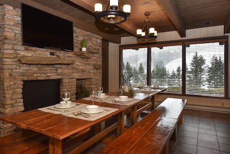 Chalet, 6 Bedrooms (Big Boulder) | In-room dining