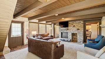 Alpehytte - 6 soveværelser (Big Boulder) | Opholdsområde | 32-tommers fladskærms-tv med kabelkanaler, tv