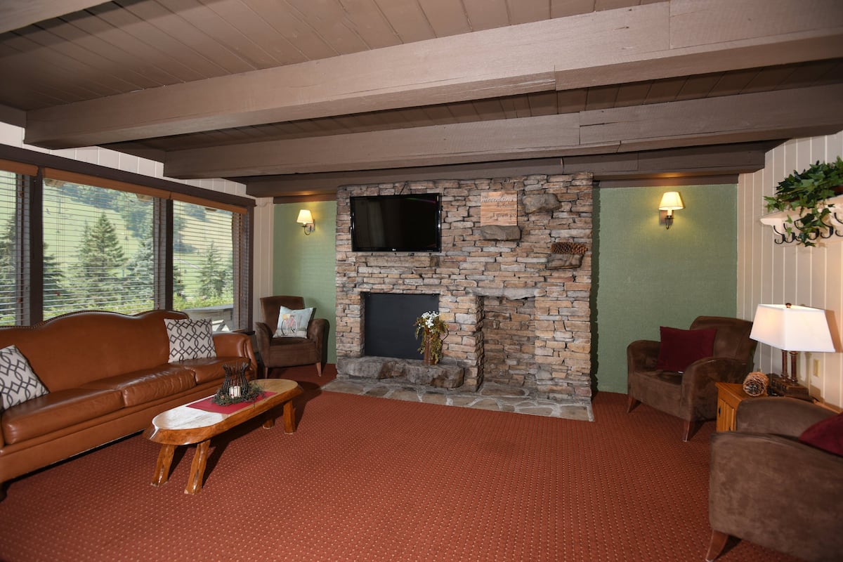 Chalet, 3 Bedrooms (Laurel Hill) | Living area | 32-inch flat-screen TV with cable channels, TV