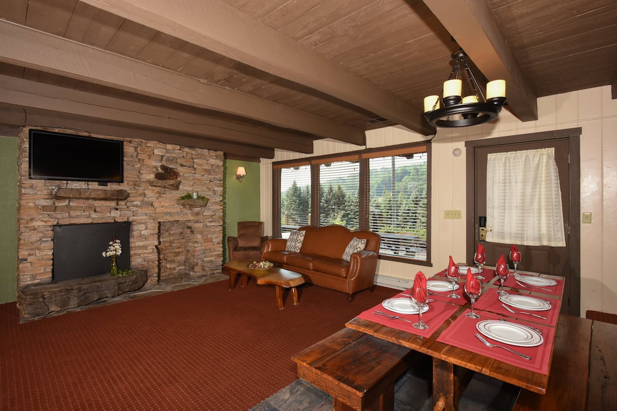 Chalet, 3 Bedrooms (White Tail) | Living area | 32-inch flat-screen TV with cable channels, TV