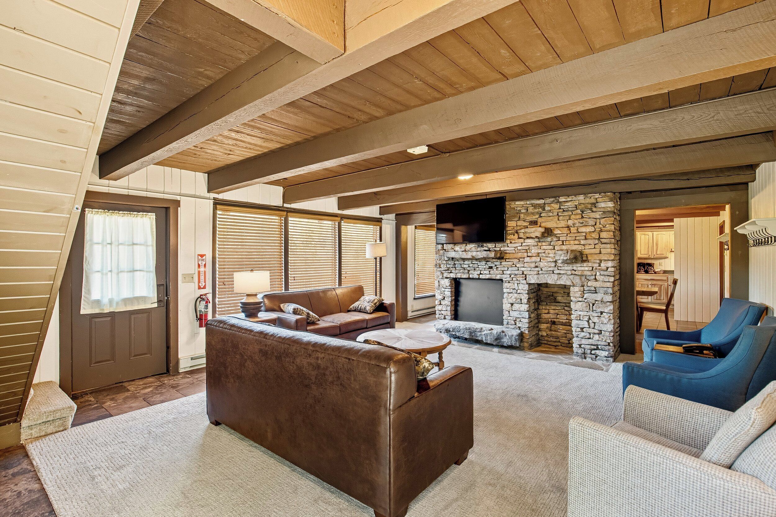 Chalet, 6 Bedrooms (Big Boulder) | Living area | 32-inch flat-screen TV with cable channels, TV