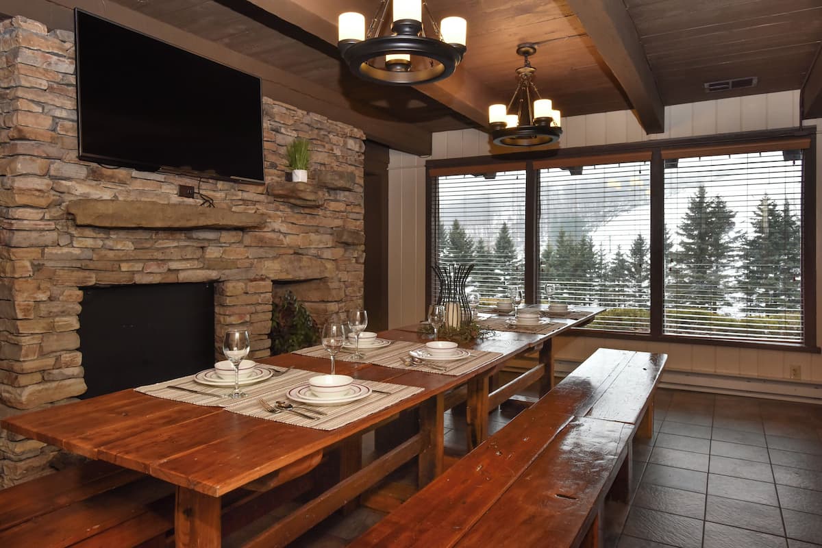 Chalet, 6 Bedrooms (Big Boulder) | In-room dining