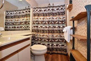 Condo, 1 Bedroom (Swiss Mountain) | Bathroom | Combined shower/bathtub, free toiletries, towels