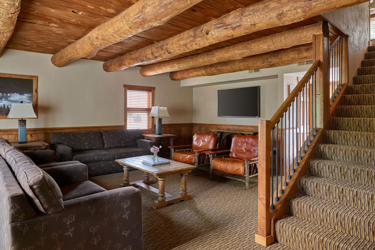 Chalet, 5 Bedrooms (Sycamore) | Living area | 32-inch flat-screen TV with cable channels, TV
