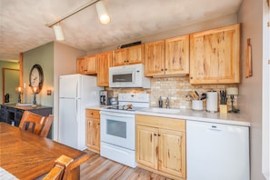 Premier Condo, 1 Bedroom (Swiss Mountain Condominiums) | Private kitchen | Full-size fridge, microwave, stovetop, cookware/dishes/utensils