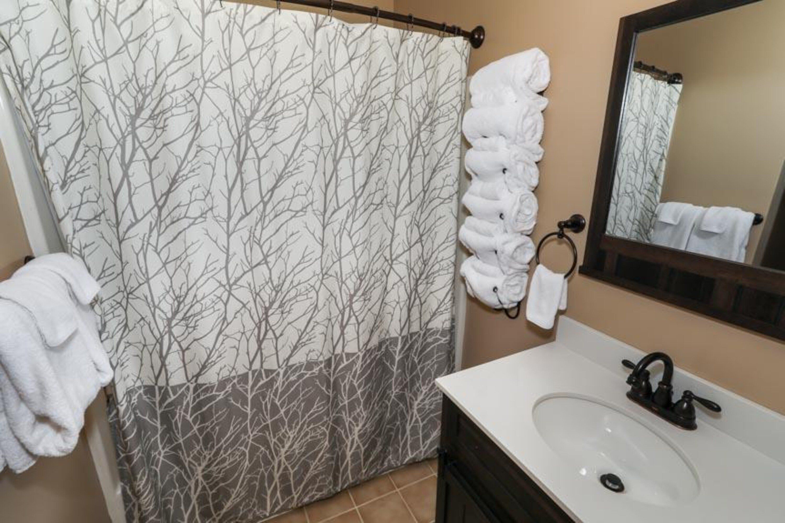 Apartamento Premier, 2 habitaciones (Villages Condos, Two) | Baño | Ducha y bañera combinadas y artículos de higiene personal gratuitos