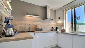 Coffee/tea maker, fridge, microwave, oven - GÎTE "ARC en CIEL" BLEU between Sea and Country 10 mn from the beach (Férel)