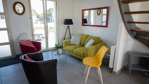Smart TV, books - GÎTE "ARC en CIEL" BLEU between Sea and Country 10 mn from the beach (Férel)