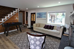 Smart TV, chimenea y futbolito