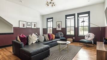 Apartment (4 Bedrooms) | Front of property