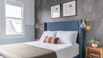 4 quartos, escrivaninha, ferros/tábuas de passar roupa, roupa de cama