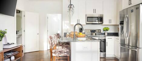 Réfrigérateur, micro-ondes, four, plaque de cuisson