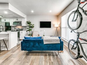 TV - Paseo Apartment With King Bed & Bikes (Oklahoma City)