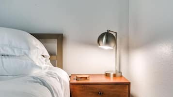 1 quarto, ferros/tábuas de passar roupa, berço de viagem