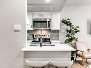 Refrigerador, microondas, horno y parrilla de estufa 