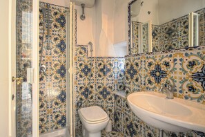 Shower, hair dryer, towels - The Artist's house, in the heart of Lucca: Wi-Fi, A/C (Lucca)