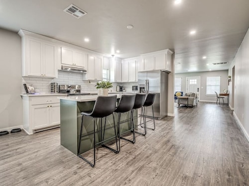 Beautifully Remodeled 3B1.5B W/ King Bed By OU Med