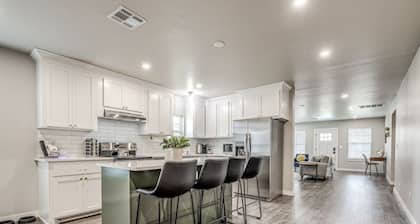 Beautifully Remodeled 3B1.5B W/ King Bed By OU Med