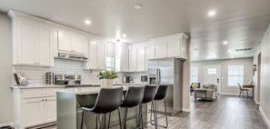 Fridge, microwave, oven, stovetop - Beautifully Remodeled 3B1.5B W/ King Bed By OU Med (Oklahoma City)